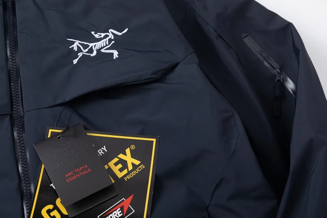 🉑 ARCTERYX/ Macai Jacket Same Style ‘’ ‘’ ！ ， 。 ！！ + ： ✅ ， ， Breathable GORE-TEX 、 、 。 ✅ Drop Hood™M ， Powder Guard™ 。 ✅ ✅100% ( EPTFE ) ， ✅ Ykk ： Premium LOGO Color： ， ，Dark Blue ，Green Size：S M L XL XXL